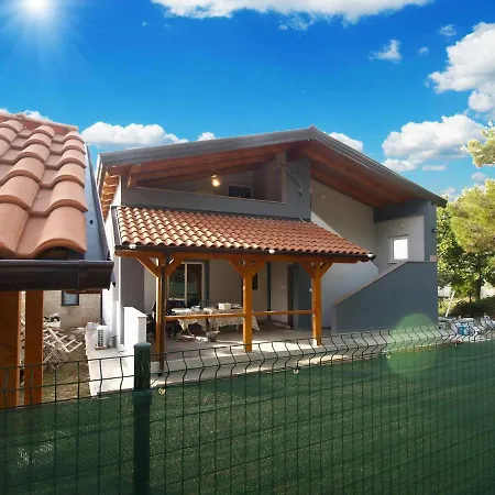 בית נופש House Katarina 2212 *